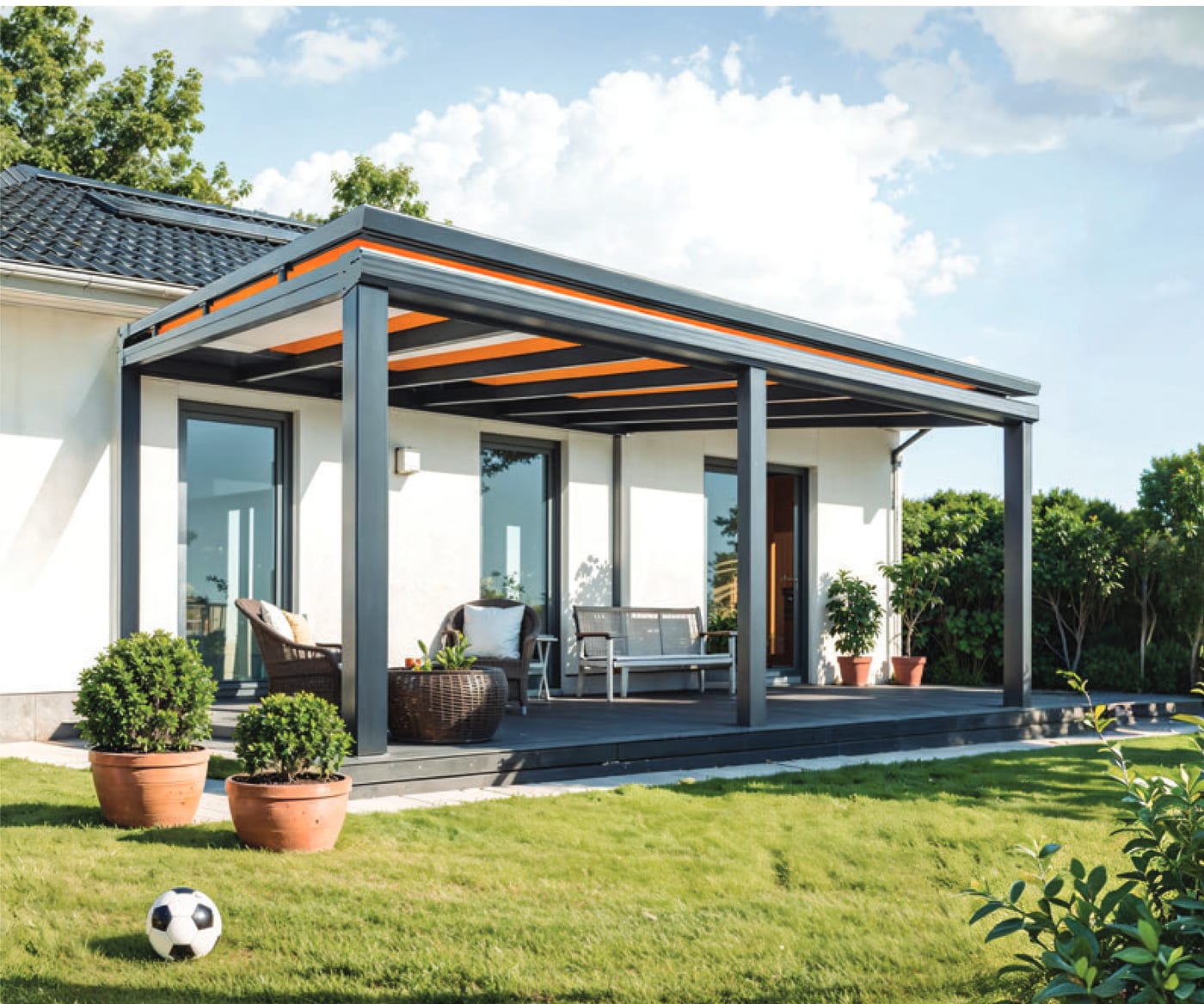 Terrassenüberdachung mit integriertem Sonnenschutz